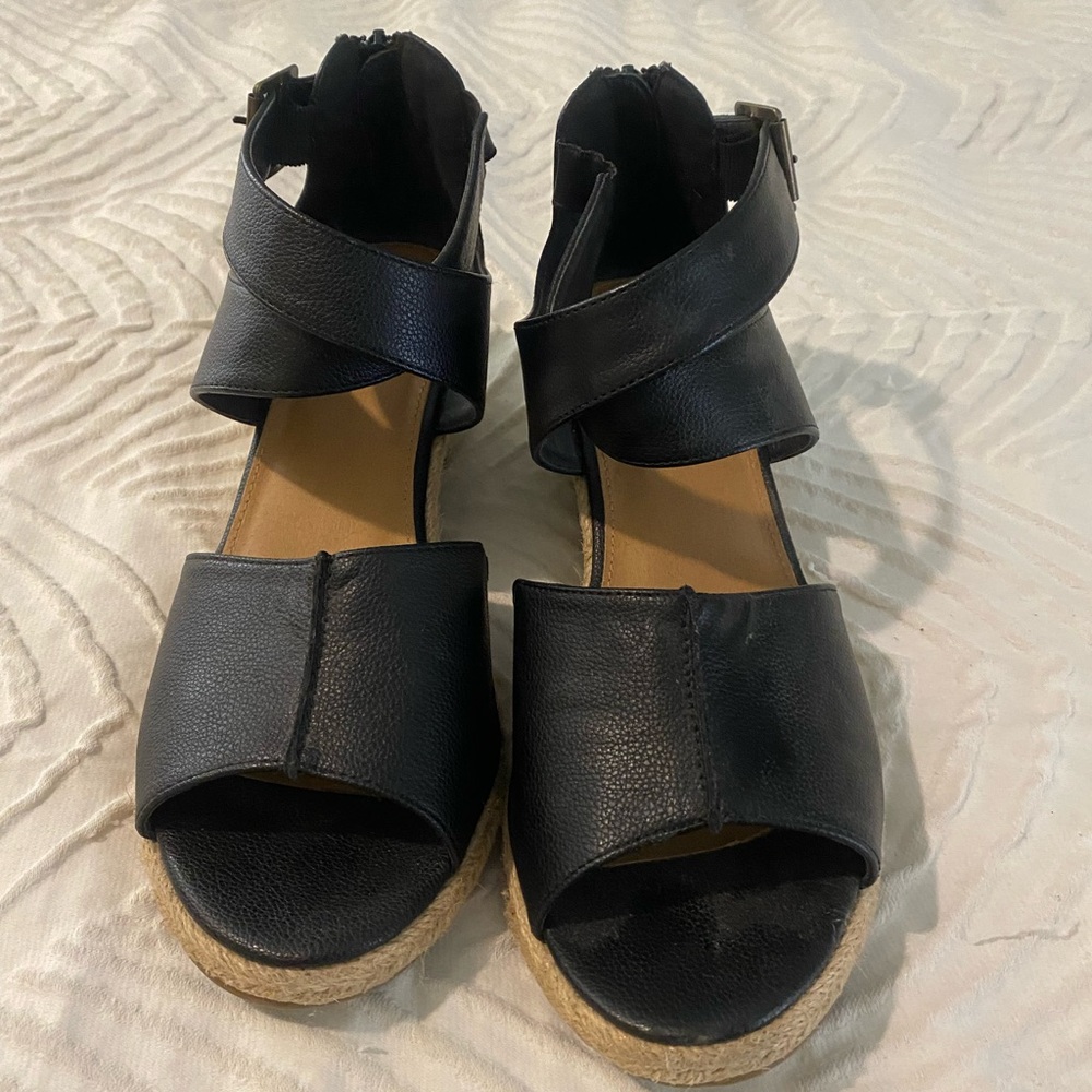 Comfortview Black Sandals with Minimalist Design - Picture 8 of 14